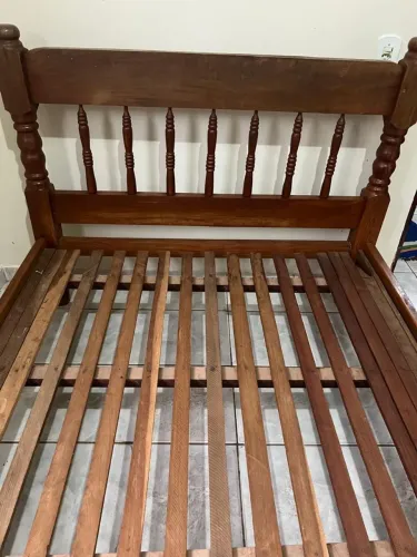 Cama Torneada de Madeira Nobre