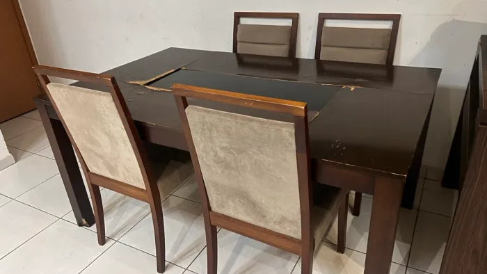 Vendo mesa de jantar com 4 cadeiras