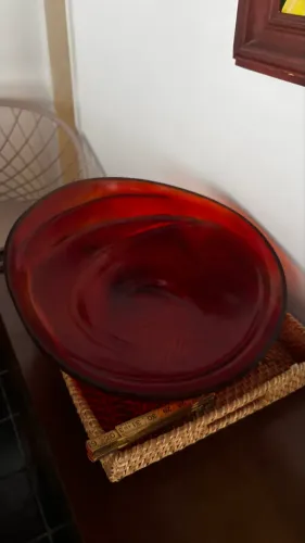 travessa/tigela grande de vidro vermelho.