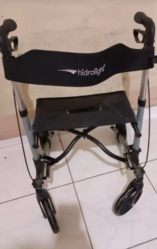 Andador com 4 rodinhas e assento para descanso