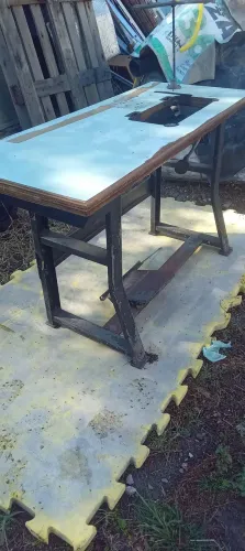 Mesa. Maquina. Costura.