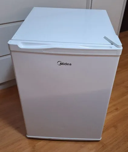 Frigobar 71L Midea com pés ajustaveis 