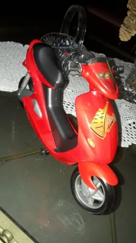 BARBIE PARA COLECIONADOR - MOTO SCOOTER ANO 1999 ESTILO VESPA COM 30 CM DE L X 19 A NOVA