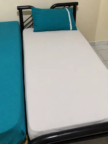 ? Cama de Solteiro de Ferro à Venda