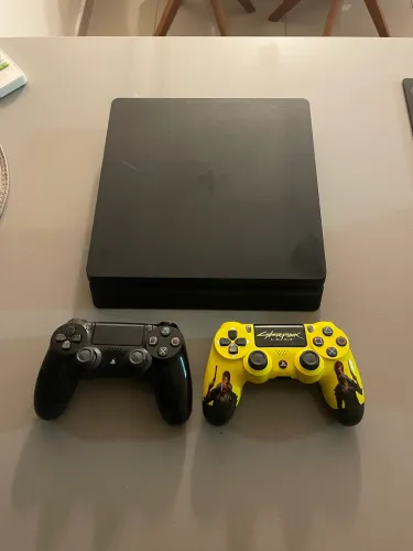 Vendo ps4 em perfeitas condições com dois controles