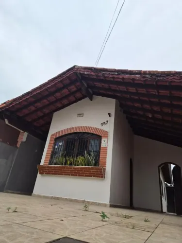 Casa isolada dois dormitórios 300 m da praia ótima localização