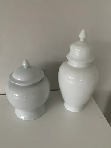 Par de vasos decorativos brancos com tampa