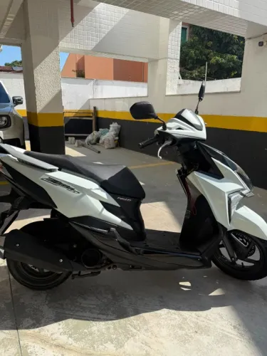 Honda Elite branca e preta 125c semi nova com apenas 15mil km