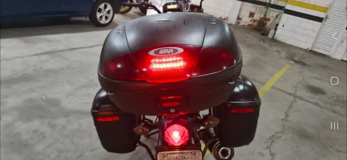 Bau traseiro Givi com suporte.