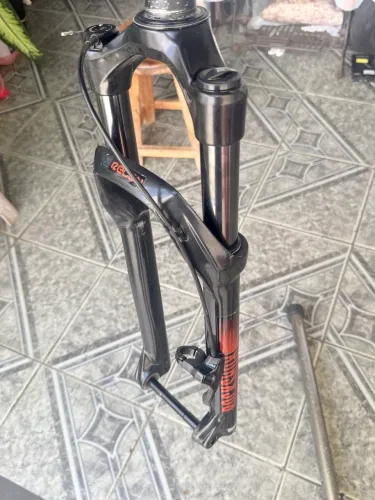 Suspensão rockshox recon boost