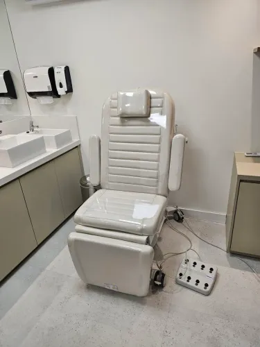 Cadeira/Maca elétrica para consultório.