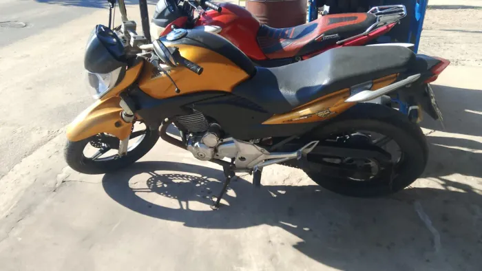 CB 300 atrasada compensa emplaca vendo é troco