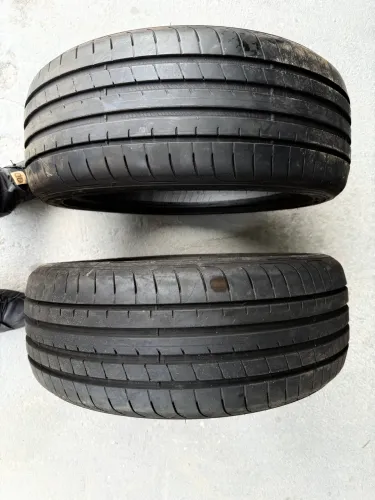 Par Pneus 215/45-18 Goodyear em ótimo estado.