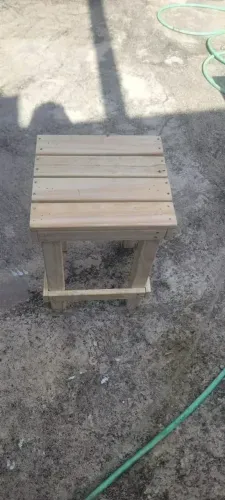 Banqueta/Banquinho de Madeira Maciça Reforçado, Lixado e Parafusado