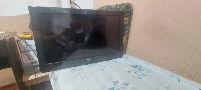 Vendo tv AOC 32 polegadas com defeito liga e não dar imagem 159$
