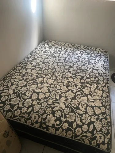 Cama de casal usada pra vender logo