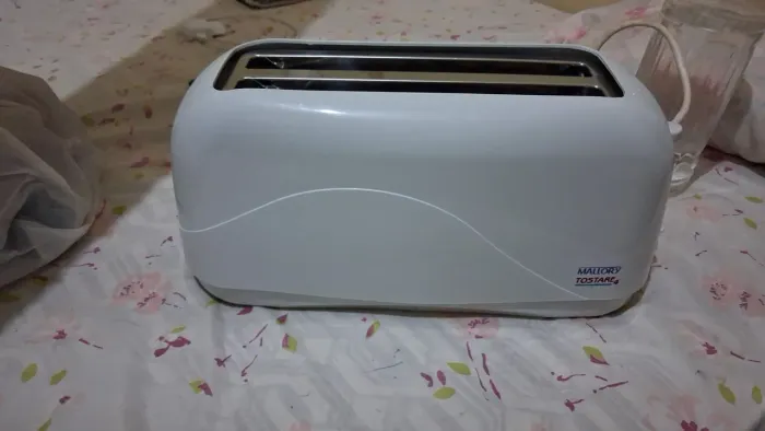 Uma torradeira elétrica,nova,somente guardada,cor branca