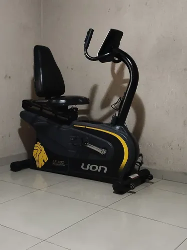 Vende-se uma bicicleta ergométrica profissional