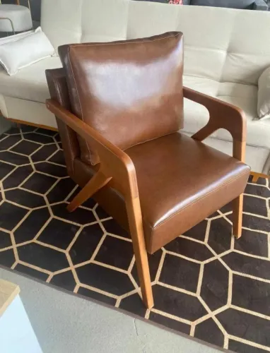 Poltrona estrutura de madeira