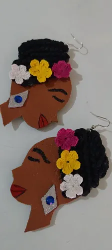 Brincos peefil,em couro
