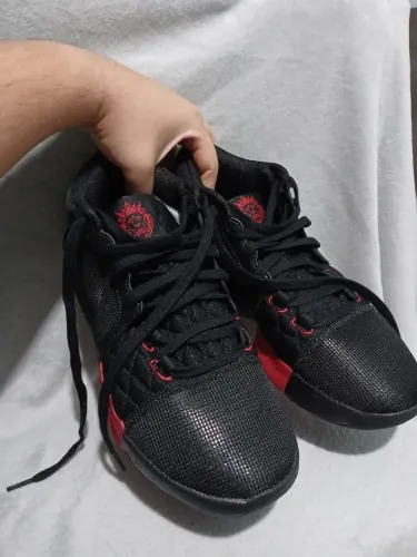 Tênis Nike LeBron Witness VIII | NOVO | cor Black University-Red | Tam 42