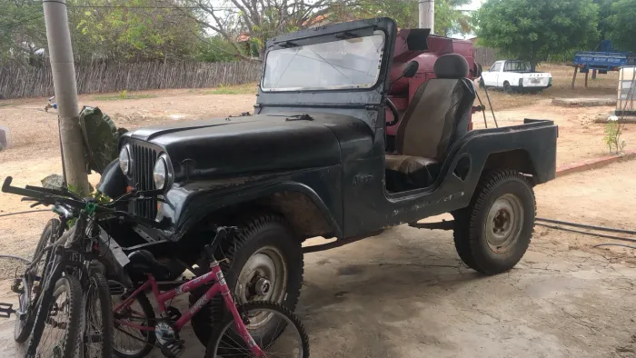 JEEP COM MAQUINA DE DESBULHAR MILHO