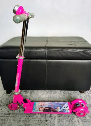 Patinete Frozen infantil 3 rodas dobrável em metal com buzina em perfeito estado.