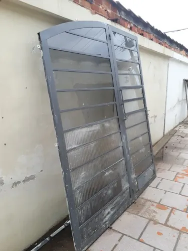 Porta de ferro usada
