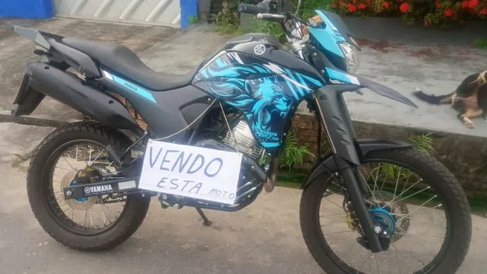 Comprei essa moto que está outra cara nela pintura nova adesivo único toda revisada 