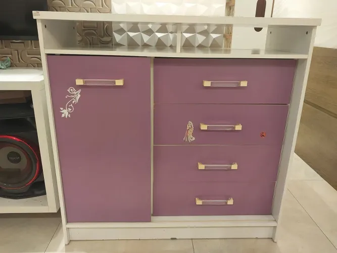 Vendo cômoda com porta de correr 4 gavetas. Aceito cartão 