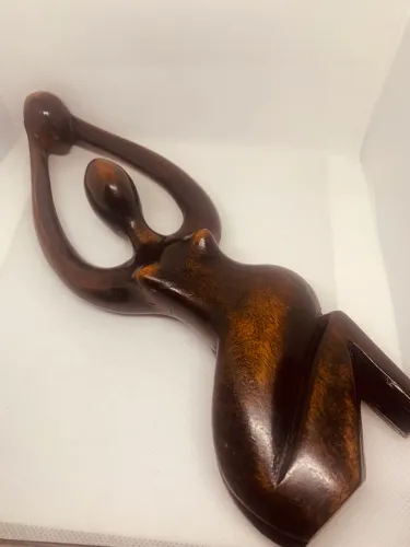 Escultura em madeira nobre - 29cm de altura 