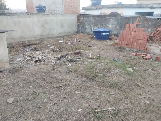 Escavação de sapatas manualmente.