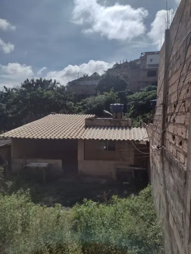 Vendo casa no bairro everest(justinopolis)3 cômodos e 1 banheiro