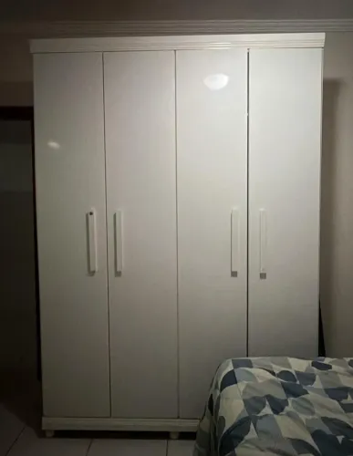 Vendo guarda roupa solteiro Branco em bom estado?