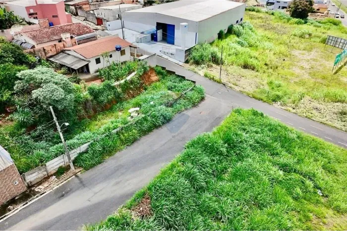 Terreno 300m² Araxá: Invista com Qualidade!