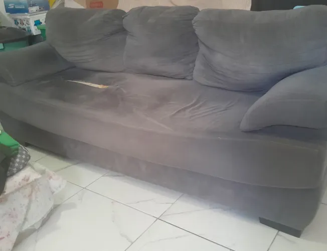 Vendo um sofá usado super confortável mais com um pequeno rasgao 