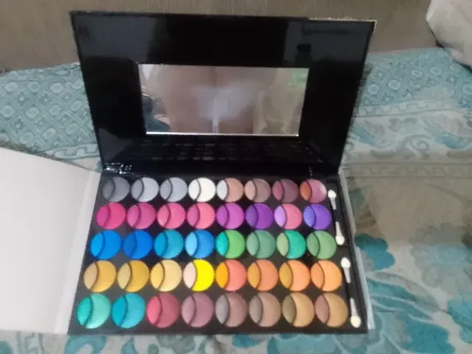 Vendo paleta de maquiagem nova