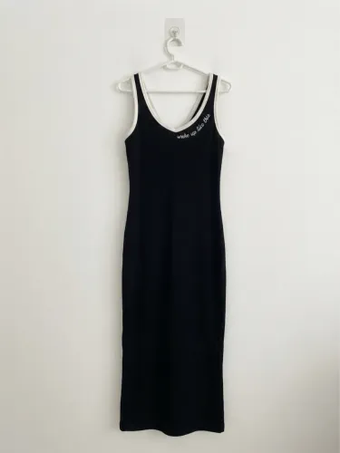 vestido tubinho preto