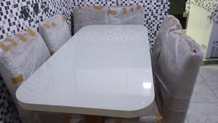 Mesa de jantar quatro cadeiras, embalada e nunca usada