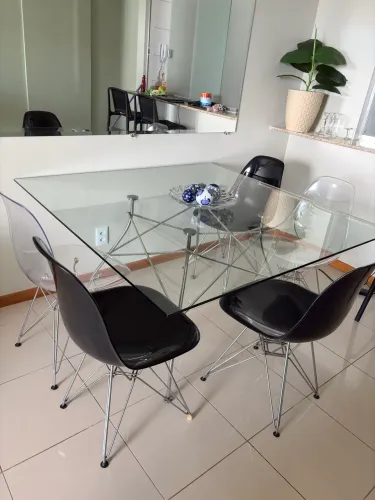 Mesa de vidro com 5 cadeiras