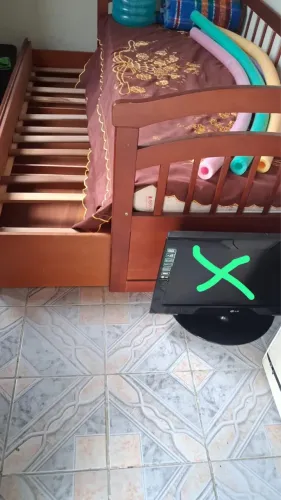Bicama Solteiro em madeira e Microondas Ambas em perfeito estado de uso! 