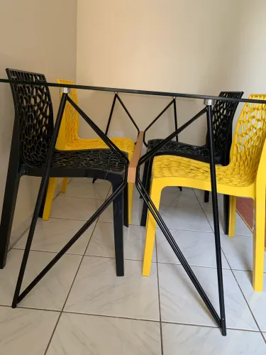 Mesa Tok Stok com vidro temperado e 4 cadeiras gruvyer 