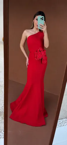 Vestido de festa vermelho com flor removível.