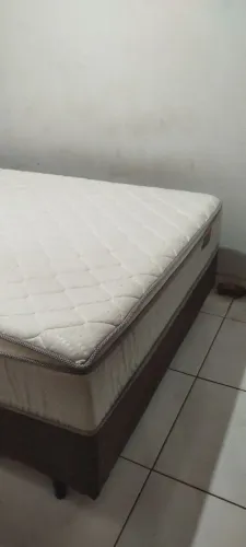 Cama de casal praticamente nova