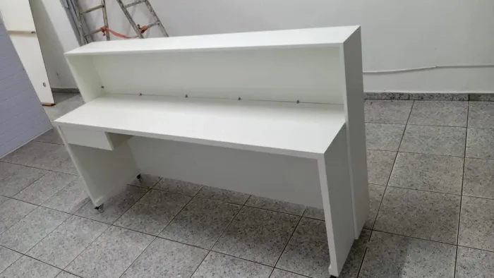Balcão para loja com rodinha e gaveta