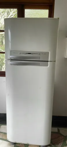 Este é um refrigerador Electrolux, modelo DF48 da linha Celebrate, frost free.