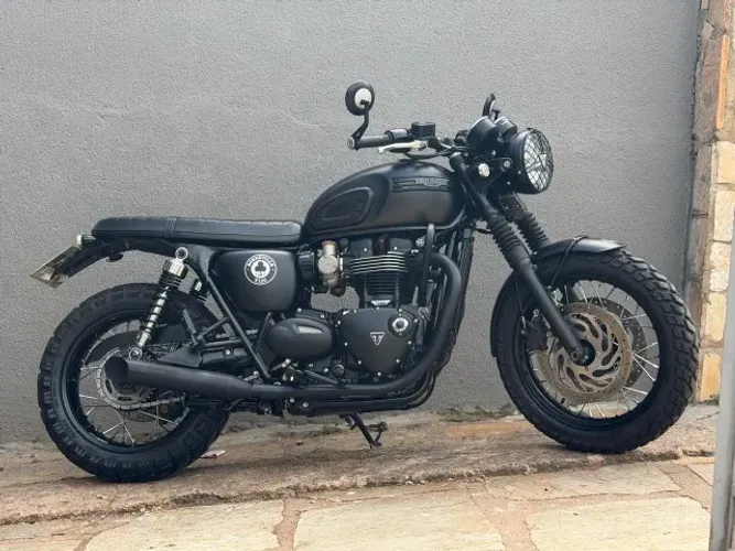 Triumph Bonneville T120 ACE Café repleta de acessórios