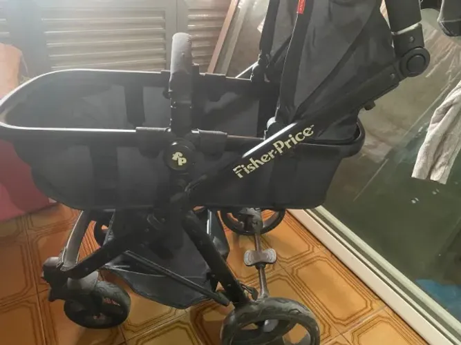 Carrinho de bebe fisher price - preto  vira moises - em otimo estado