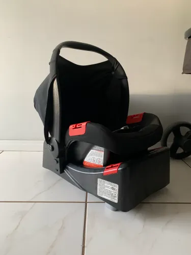 Carrinho de bebê e bebê conforto