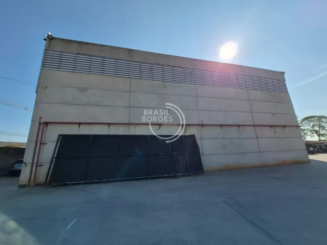 Galpão Industrial Alto da Boa Vista, Extensa Área de Estacionamento de Caminhões